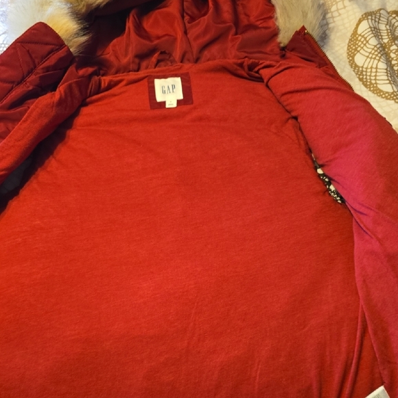 GAP Red Quilted Puffer Vest with Faux Fur-Trim Hood - Picture 6 of 7
